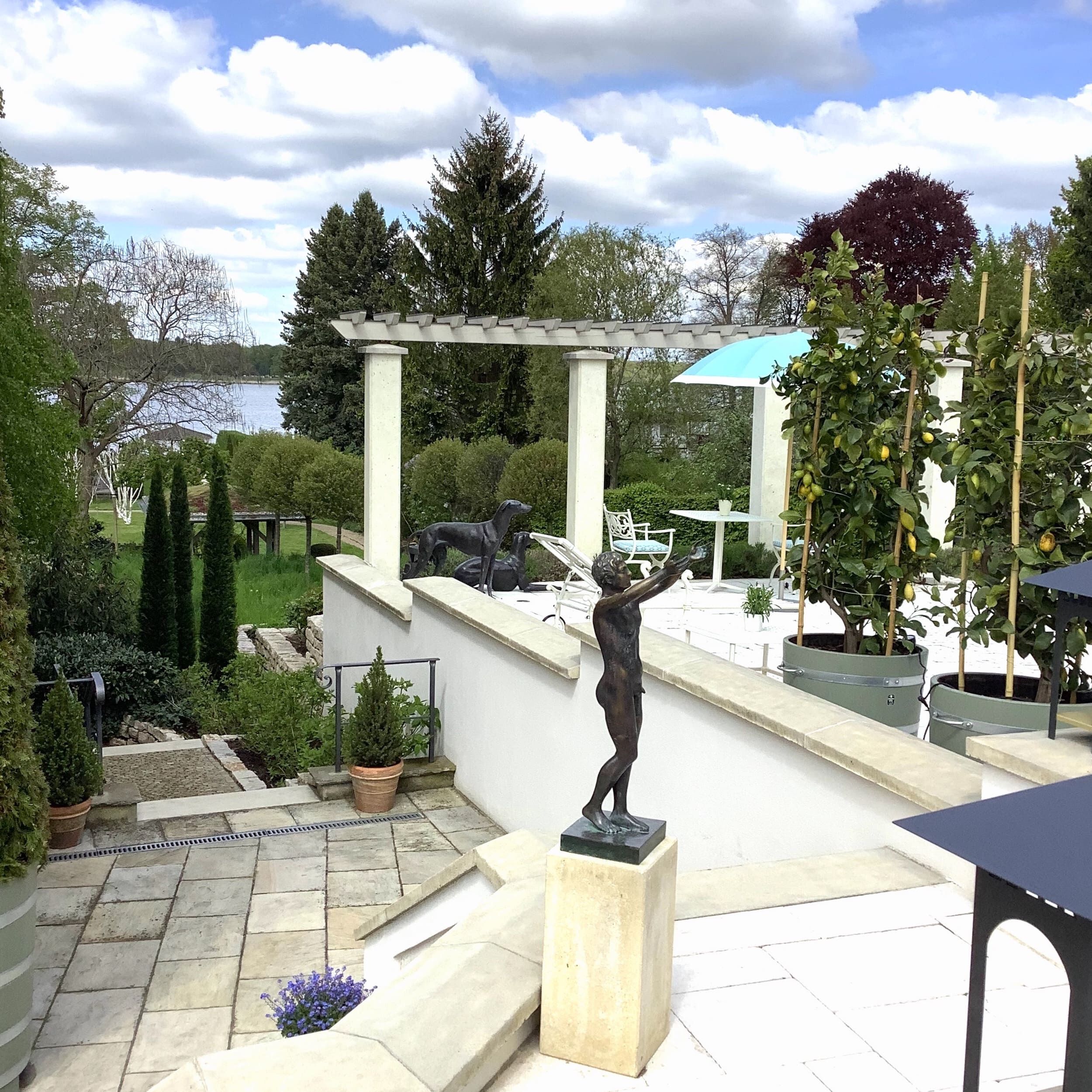 Potsdam, Schwielowsee: Bronzefiguren BETENDER KNABE 73 cm, hinten: Bronzefiguren GREYHOUND EOS und NOTOS