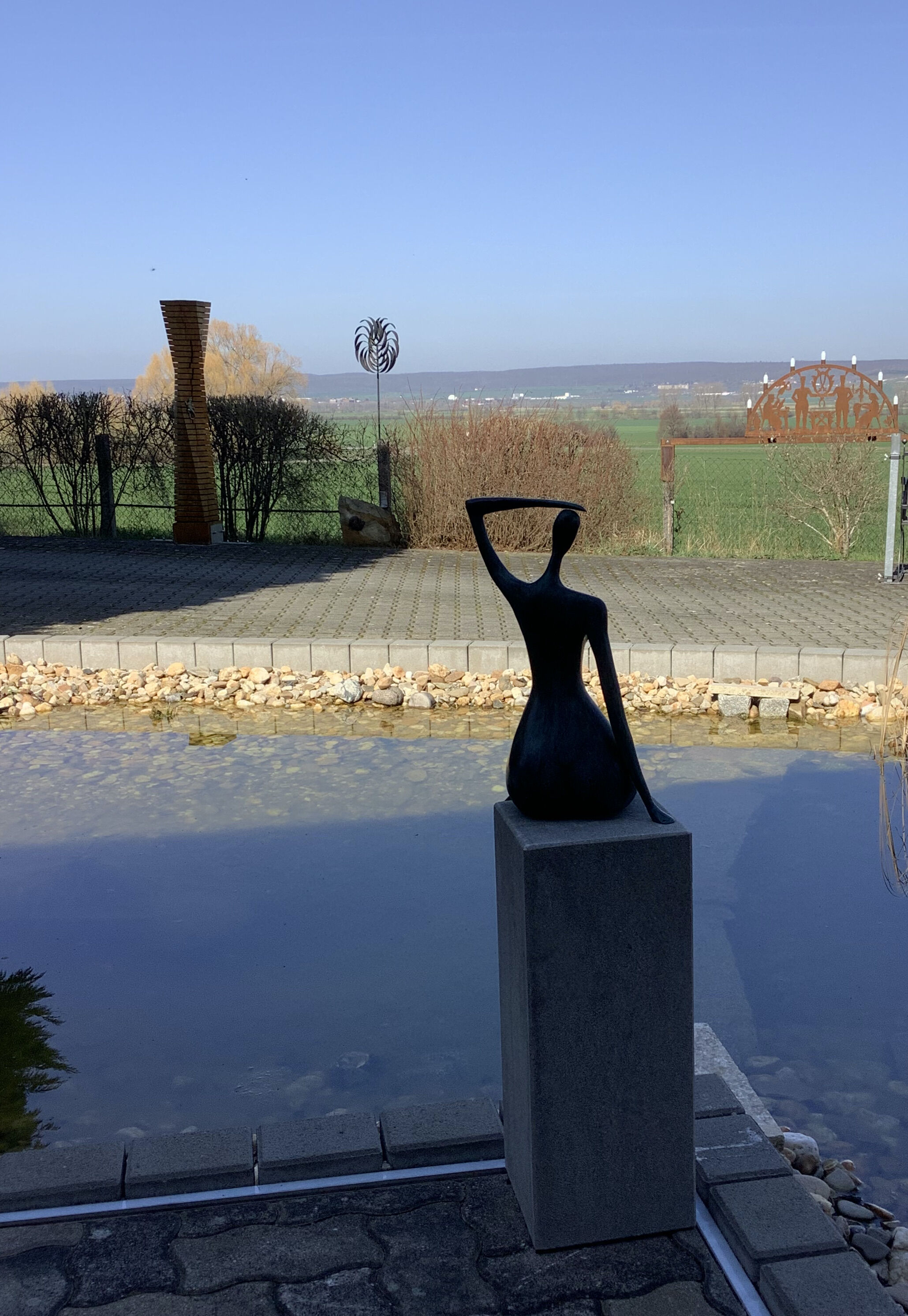 bei Nebra (Unstrut): Bronzefigur AVELINE, auf Podest VICENZA 50-20-20 bei Nebra (Unstrut): Bronzefigur AVELINE, auf Podest VICENZA 50-20-20