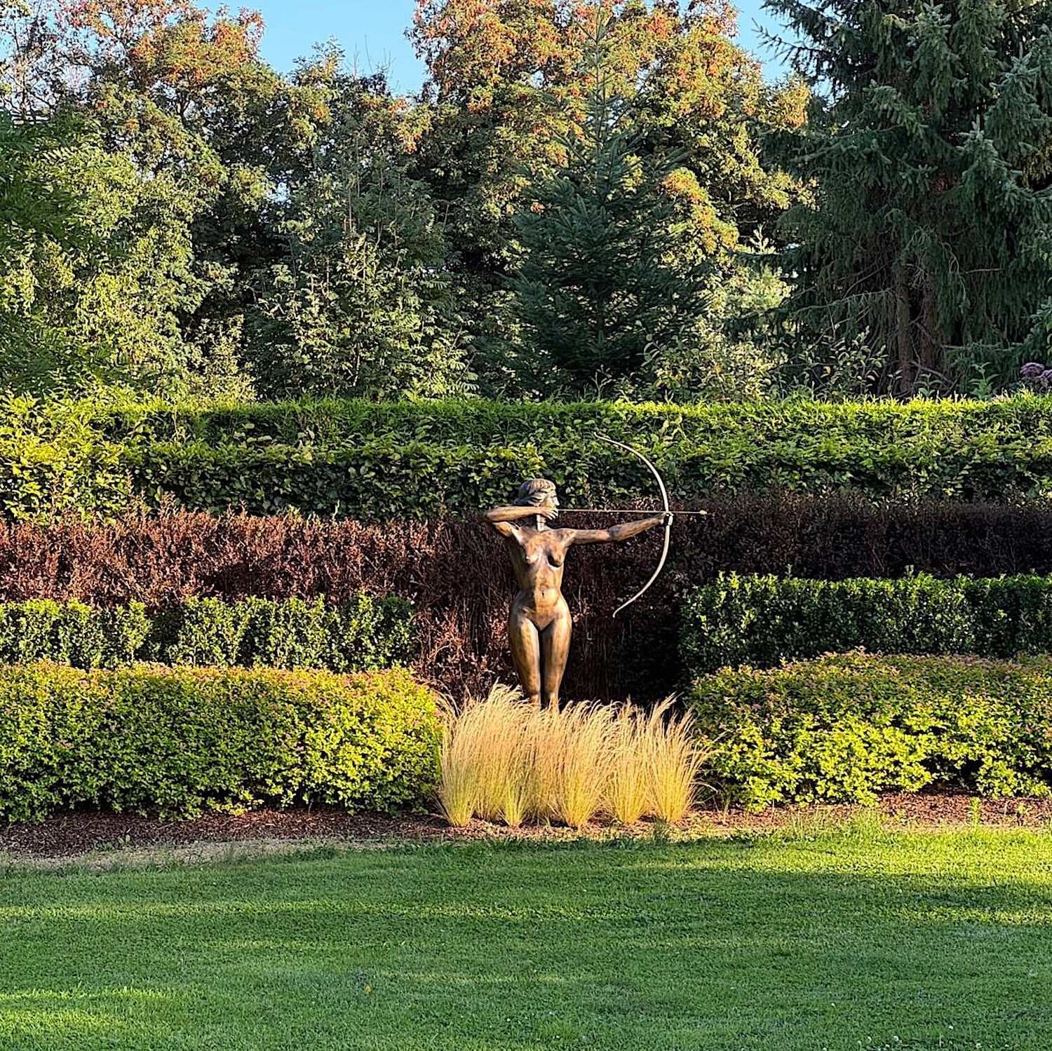 Kundenfoto Stendal, Bronzefigur BOGENSPANNERIN