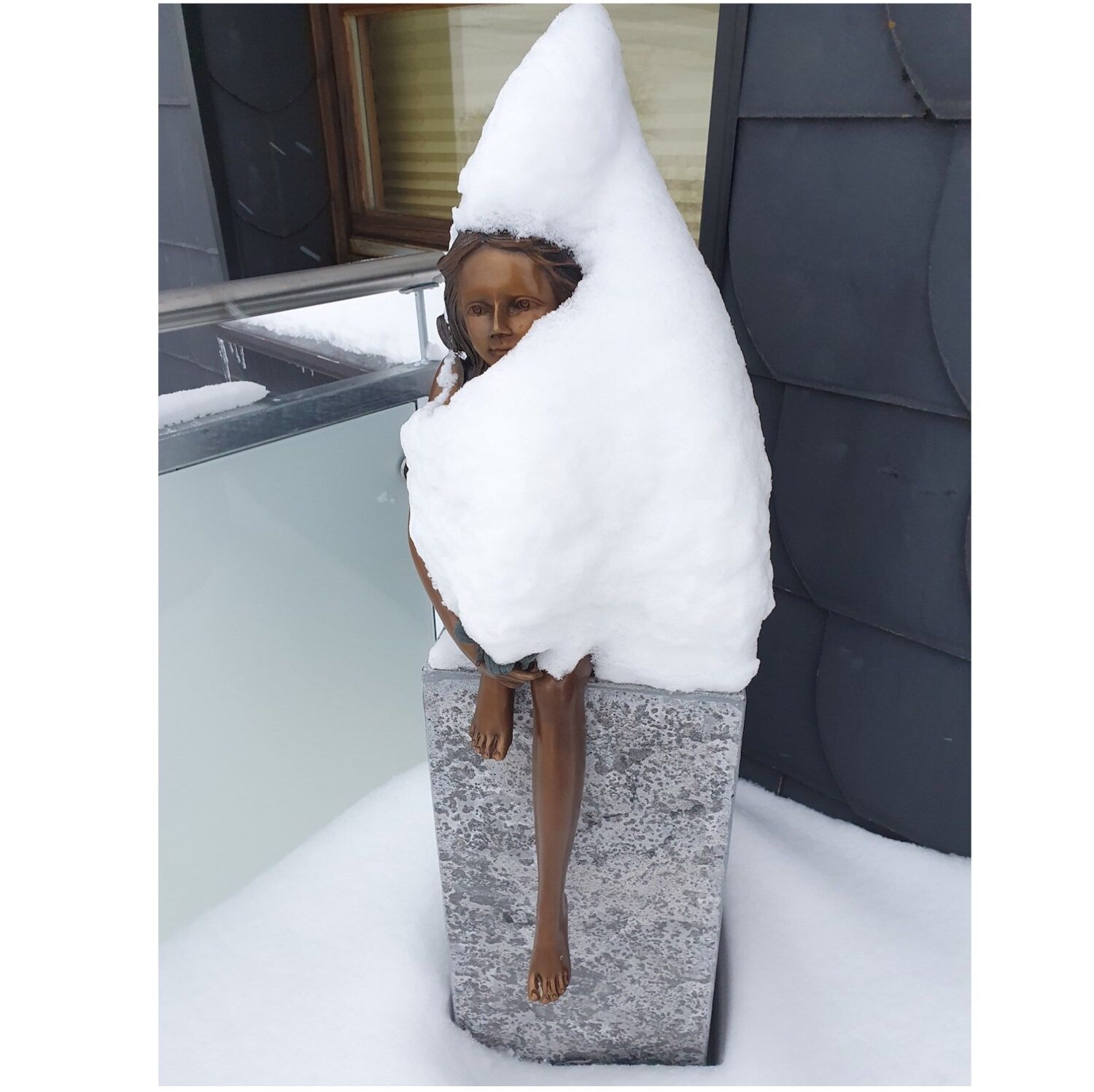 bei Hildesheim: Bronzeelfe LUANA auf Steinpodest ARDESIA 75 25 25