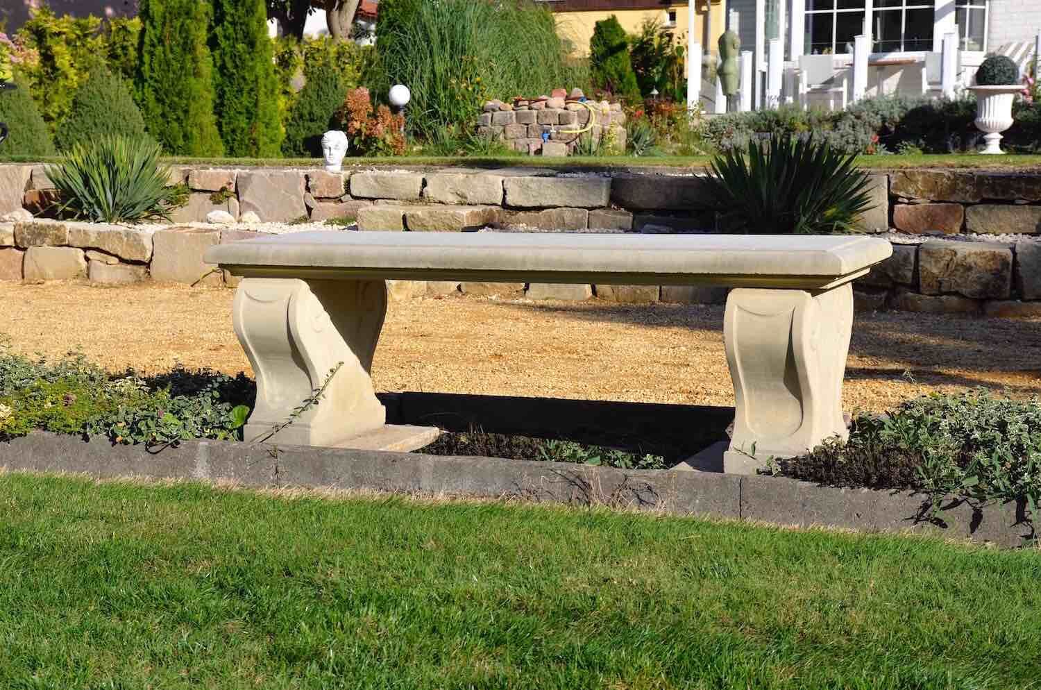 Caputh bei Potsdam: Gartenbank LYRA, Sandsteinguss Caputh bei Potsdam: Gartenbank LYRA, Sandsteinguss