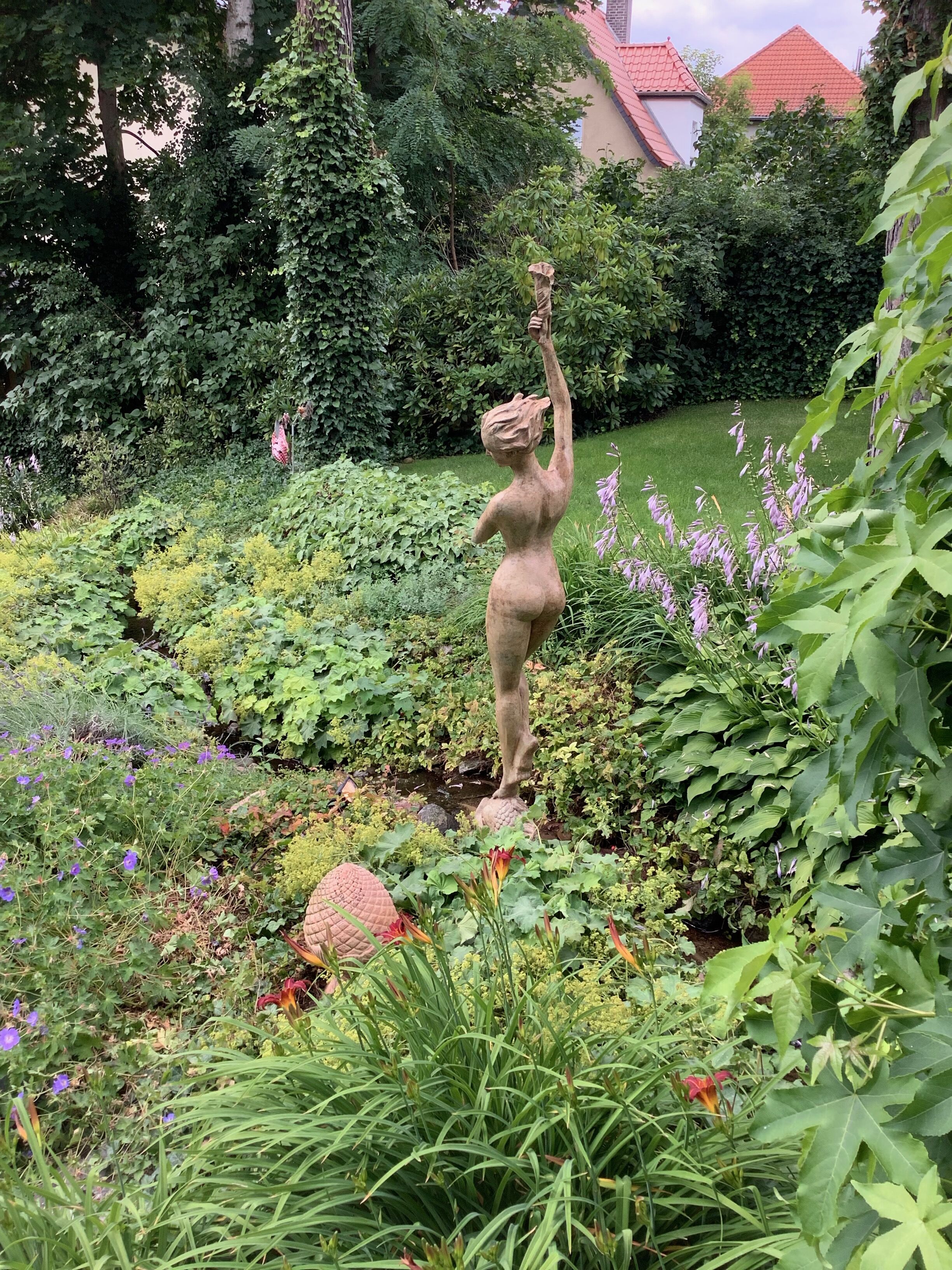 Falkensee: Wasserspeier AURORA im Bachbett eines Hanggartens. Falkensee: Wasserspeier AURORA im Bachbett eines Hanggartens.