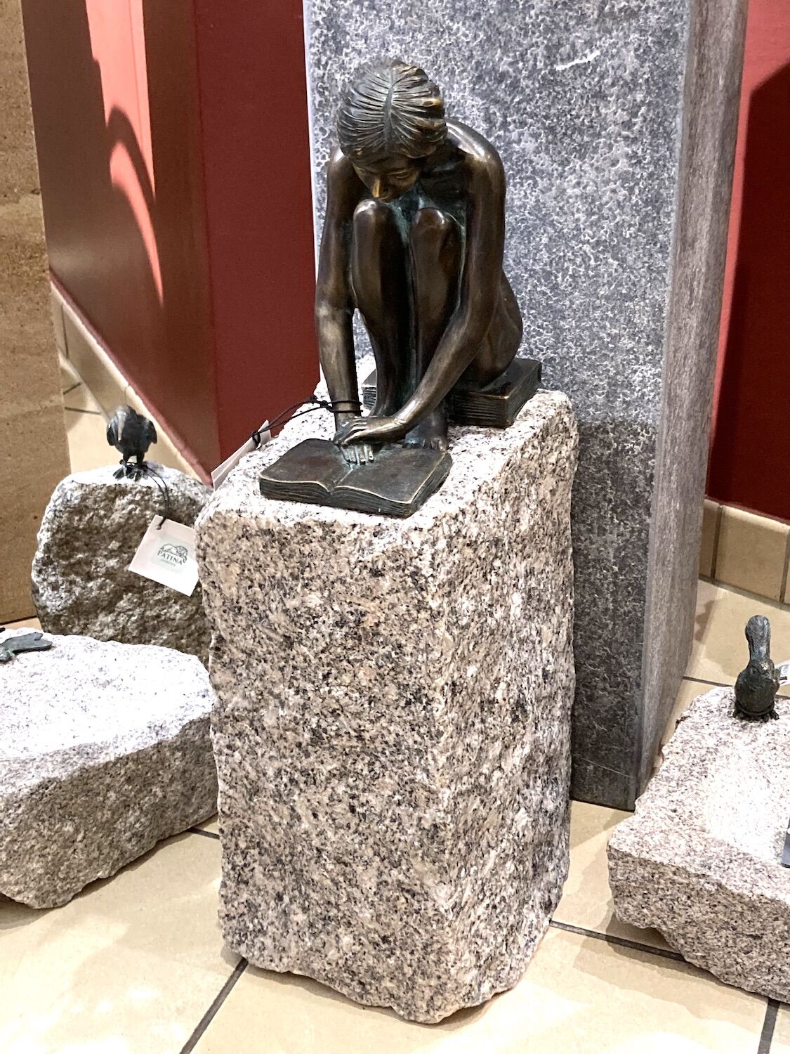 Bronzefigur SELMA auf Granitfindling